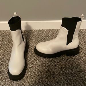 Size 8.5 Brody Dolce Vita boots